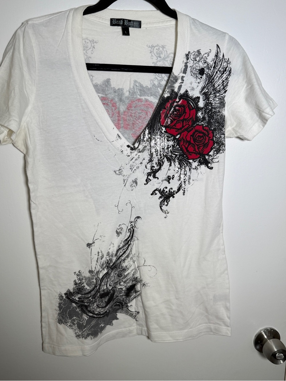 Brad Butter White V-Neck Graphic Tee with Red Rose Detail Y2K Large